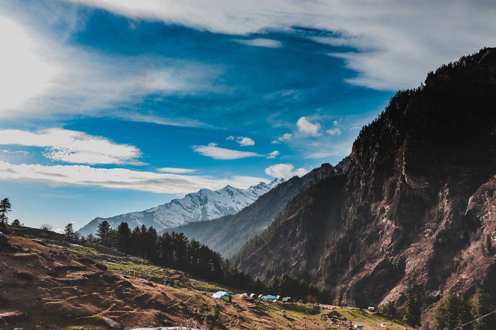 Parvati Valley slopes and a snow peak seen from the trail to Khirganga